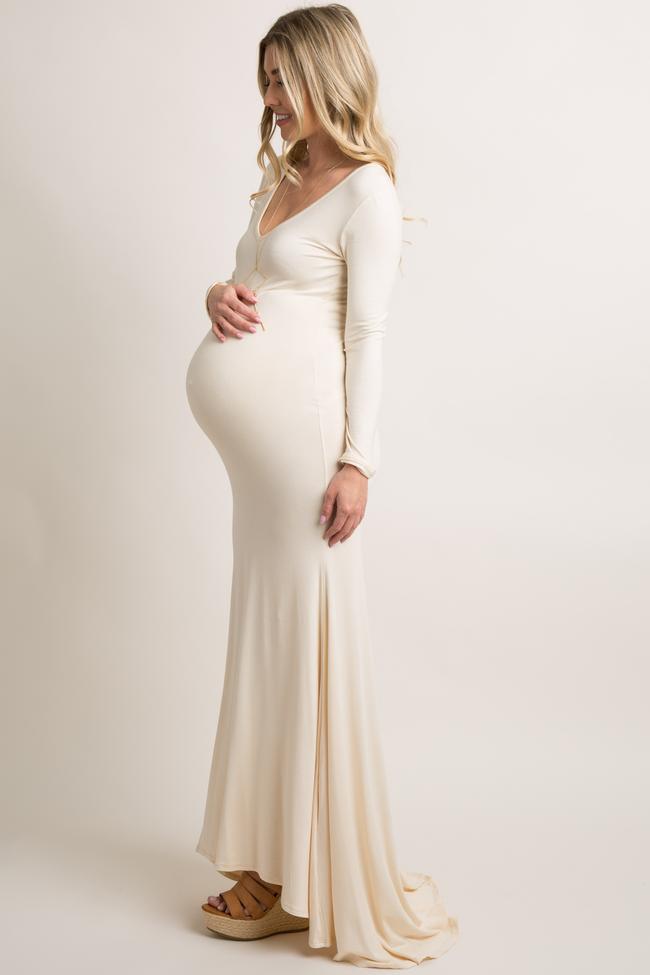 long neutral maternity dress –  what to wear for maternity photos